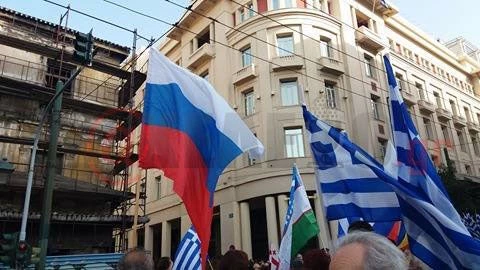 1 εκατ Ελληνες «μοιράζουν πόνο» στο Μαξίμου – Kαι η Μόσχα στηρίζει τον Ελληνικό λαό! – Ρωσικές σημαίες στη λαοθάλασσα!